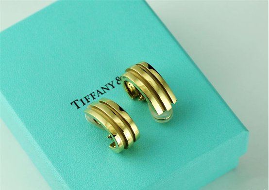 现在流行耳夹式耳环，但是夹久了会很痛，有什么办法缓解？