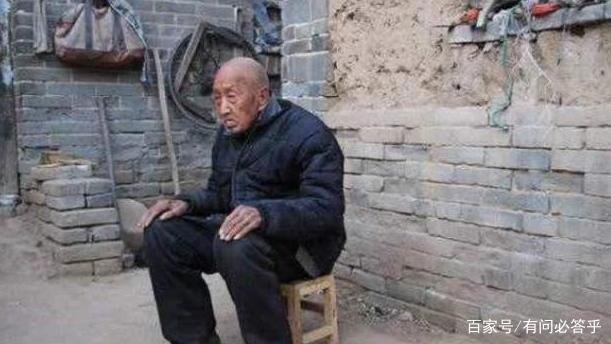 拾荒老人1.8万积蓄被偷，报案才知其真实身份，后来怎样？