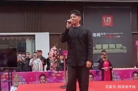 洪欣前男友莫少聪商演,穿衣破旧褶皱显寒酸,是不是很惨?