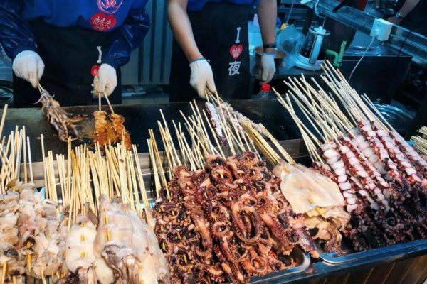 鱿鱼哥11年资助10名大学生,他为何热心于公益?