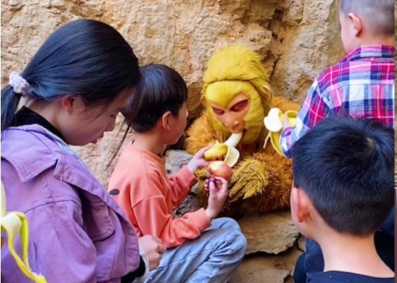 小伙景区扮孙悟空被喂到饱，场面有多搞笑？