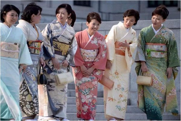 《唐宫夜宴》舞者打卡郑州地标，为何有网友觉得像“日本和服”？