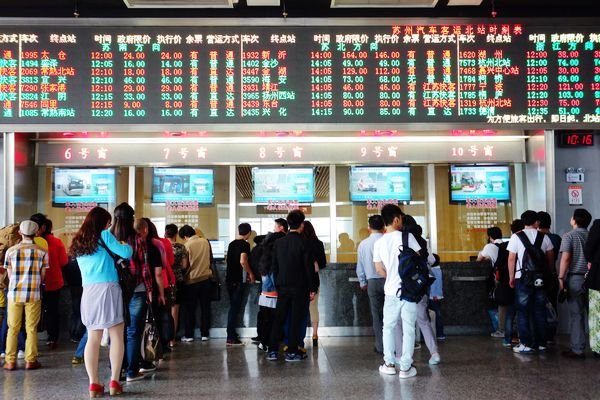 女子高铁站插队买票还出口伤人,为什么售票员“怒怼”却赢得满堂赞誉?