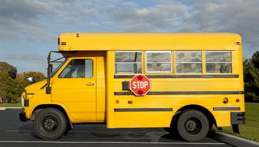 官方通报幼儿园校车与货车相撞，此起事故的原因是什么？