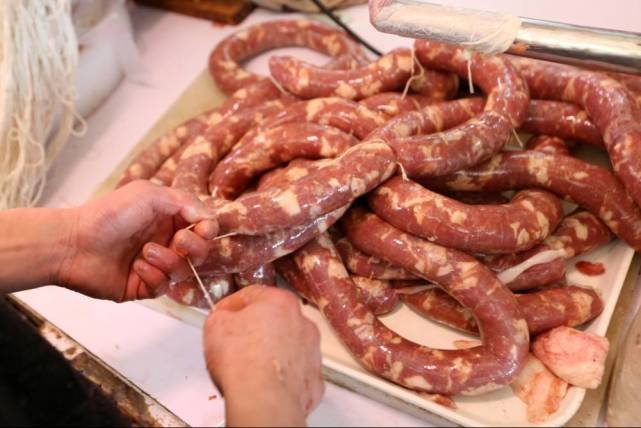 猪肉跌至十元一斤，商贩1天灌2000多斤香肠，夏天灌的肠口感如何？