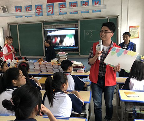 上海高校封闭管理,学生唱歌玩老鹰抓小鸡,疫情下的大学生有多会玩?