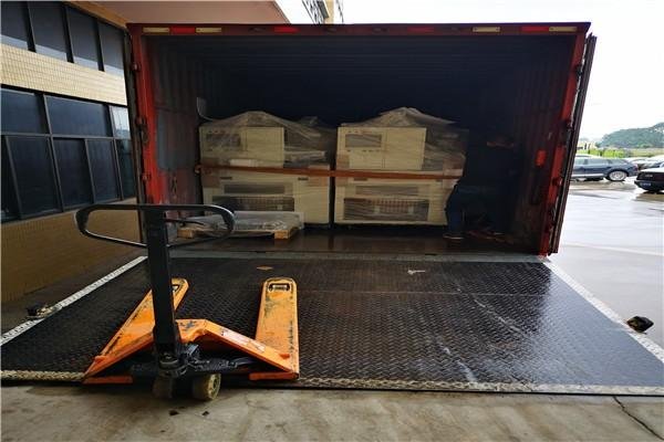 女孩跳车身亡，官媒是如何评论的？