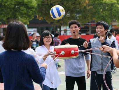 上海高校封闭管理,学生唱歌玩老鹰抓小鸡,疫情下的大学生有多会玩?