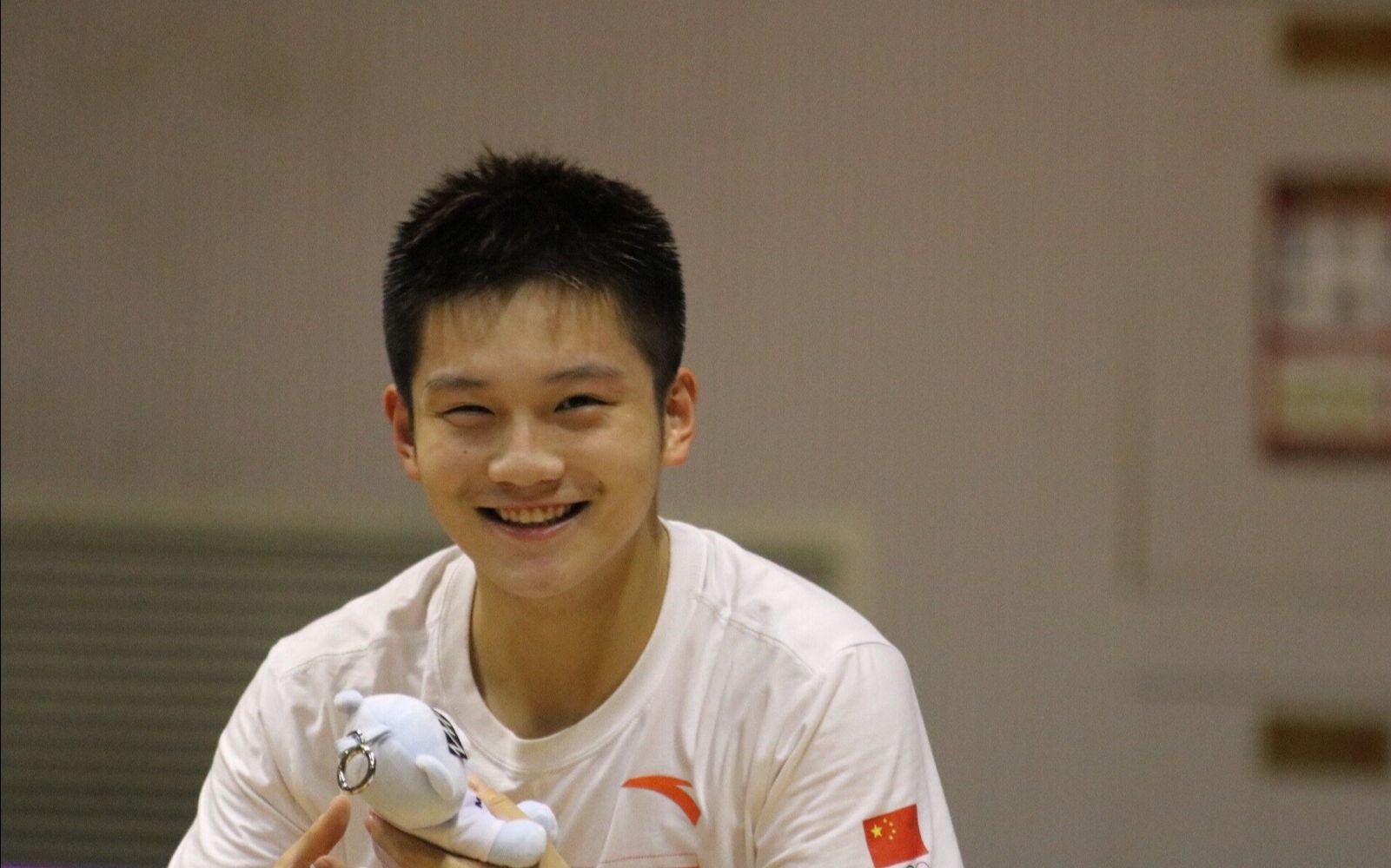 樊振东与前来接机粉丝互拍留念，这样的偶像是否才值得我们追从？