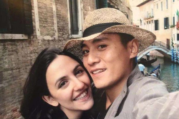 刘烨晒与外国妻子13年前合照，跨国恋是一种什么体验？