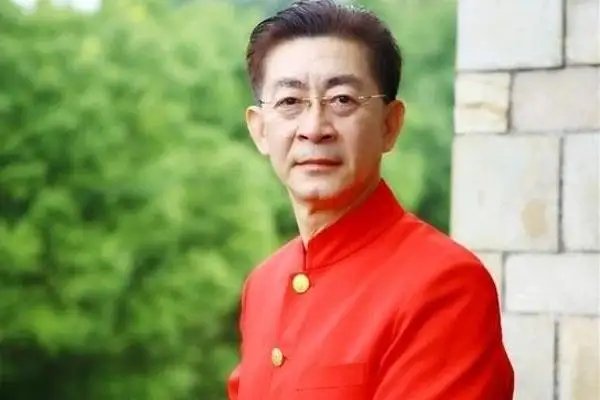 63岁六小龄童晒与妻子合照，夫妻二人有多恩爱？