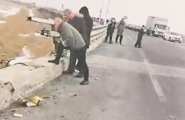 黑龙江大庆一客车坠桥致2死7伤，导致此起事故的原因是什么？