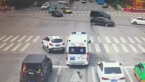 救护车闯红灯违法吗？