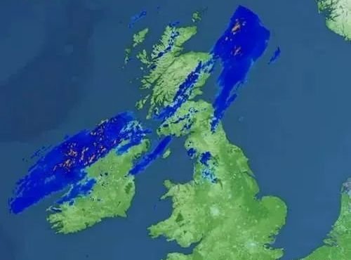 英国现巨型飞蚁群，飞蚁群通常会在什么季节出现？