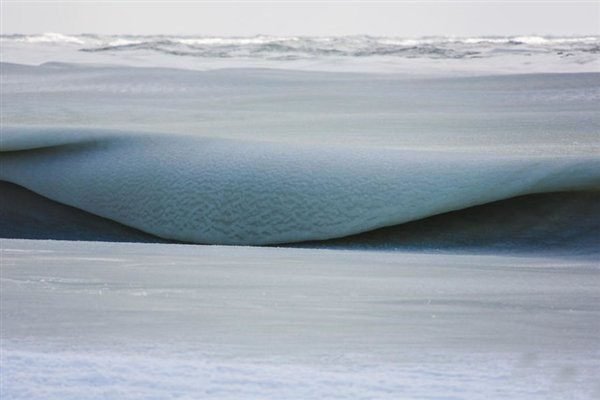 青岛海浪翻涌瞬间被冻住，那里的气温究竟低到了什么地步？