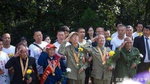 拾荒老人1.8万积蓄被偷，报案才知其真实身份，后来怎样？