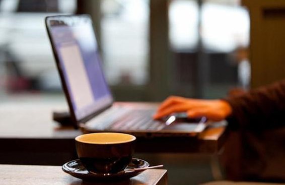 男子拒绝春节带电脑回家工作被开除，对此你怎么看？