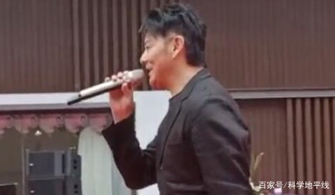 洪欣前男友莫少聪商演,穿衣破旧褶皱显寒酸,是不是很惨?