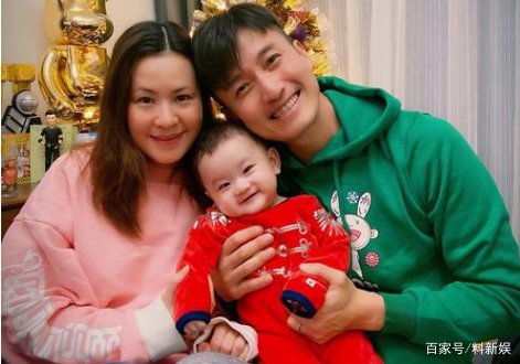 TVB小生陈山聪晒与妻儿合影,他和妻子的感情如何?