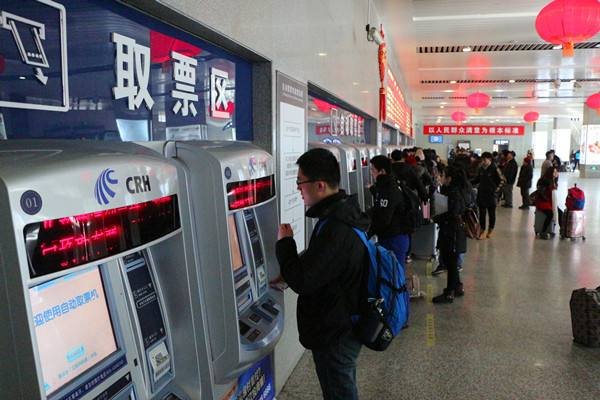 女子高铁站插队买票还出口伤人,为什么售票员“怒怼”却赢得满堂赞誉?