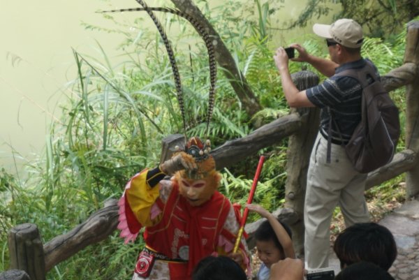 小伙景区扮孙悟空被喂到饱，场面有多搞笑？