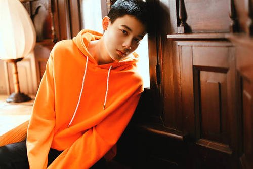 刘昊然王俊凯胡先煦同游迪士尼，他们三人是何关系？