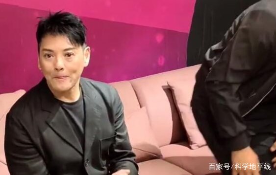 洪欣前男友莫少聪商演,穿衣破旧褶皱显寒酸,是不是很惨?