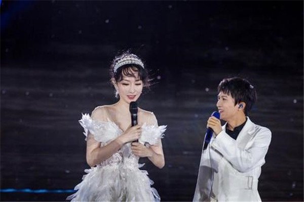 周深萨顶顶遭著名乐评人狠批,是否其演唱过猛的缘故?