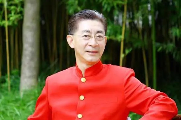 63岁六小龄童晒与妻子合照，夫妻二人有多恩爱？
