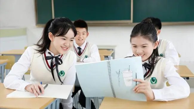 河北定州一中学要求新生剪耳上超短发引热议,为什么规定女生不让留长发?