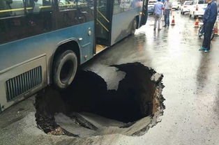 杭州路面塌陷1死1失联，导致的路面塌陷的原因是什么？
