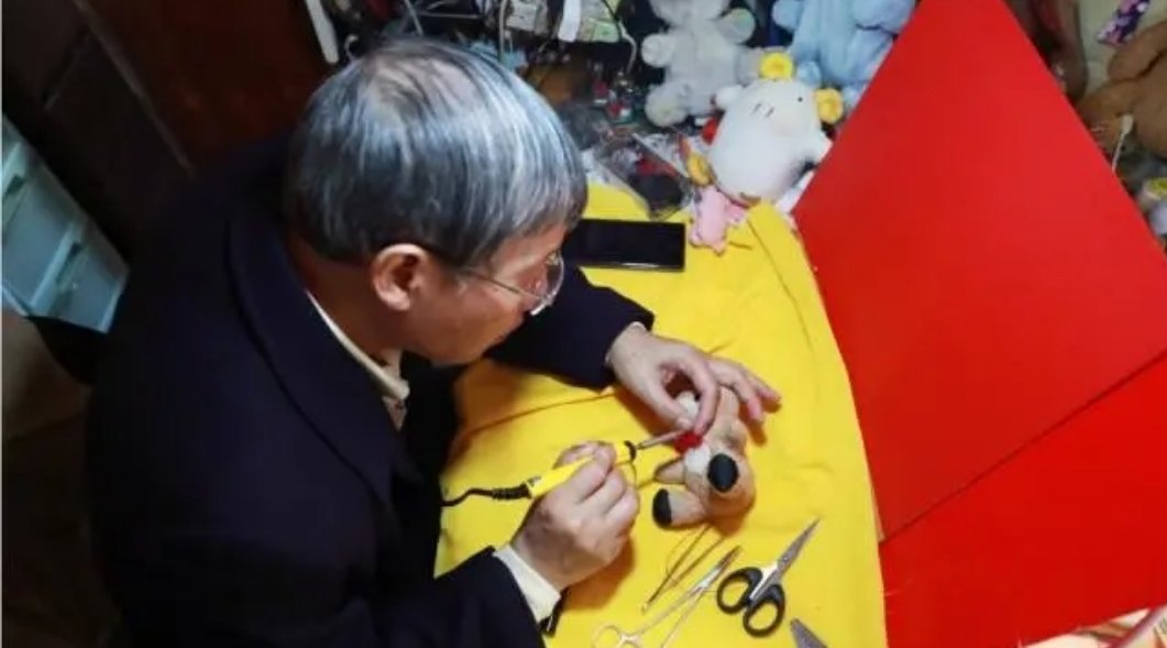 75岁老人修复近千只玩偶,老人为何会选择这份职业?