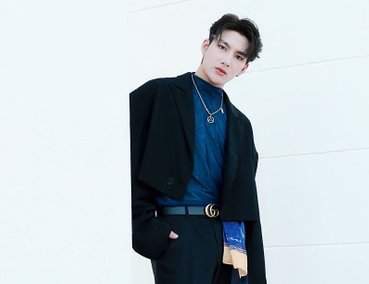 24岁展羽被曝家暴,当街殴打女友致流血重伤,女方怒揭其真面目,咋回事?