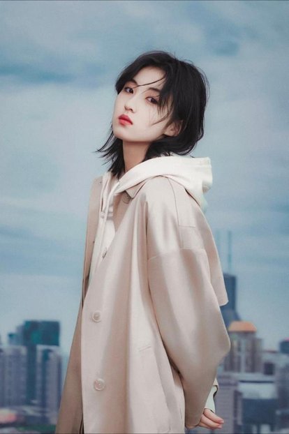 张子枫帮王圣迪整理头发，追星成功是一种什么体验？