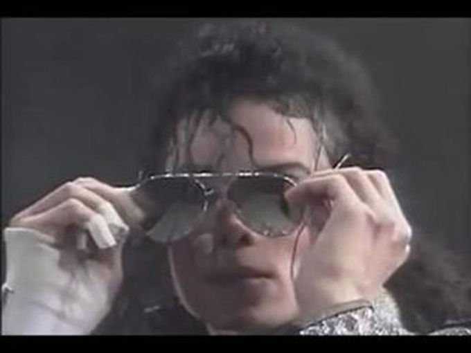 迈克尔杰克逊 92 年逊布加勒斯特演唱会,出现大量歌迷晕厥甚至死亡的原因是什么?