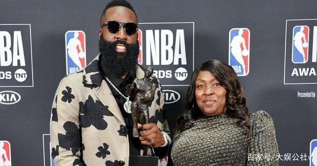 塔克拒绝回答关于哈登采访,哈登为何缺席合练出现在夜店疯玩?