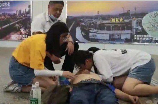 两名医学生跪地救人却遭恶评,你怎么看?