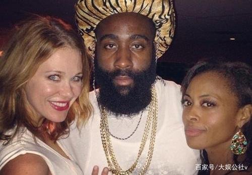 塔克拒绝回答关于哈登采访,哈登为何缺席合练出现在夜店疯玩?