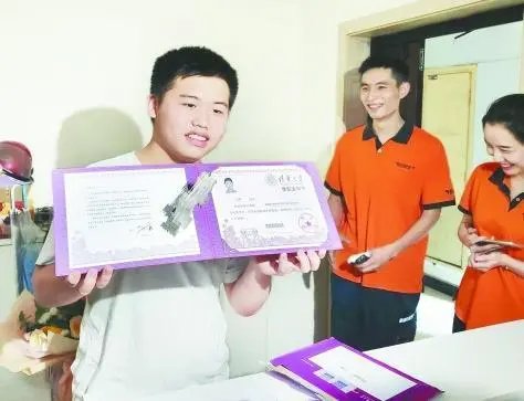 江苏男生收到2.7公斤录取通知书，网友们为何会酸味十足？