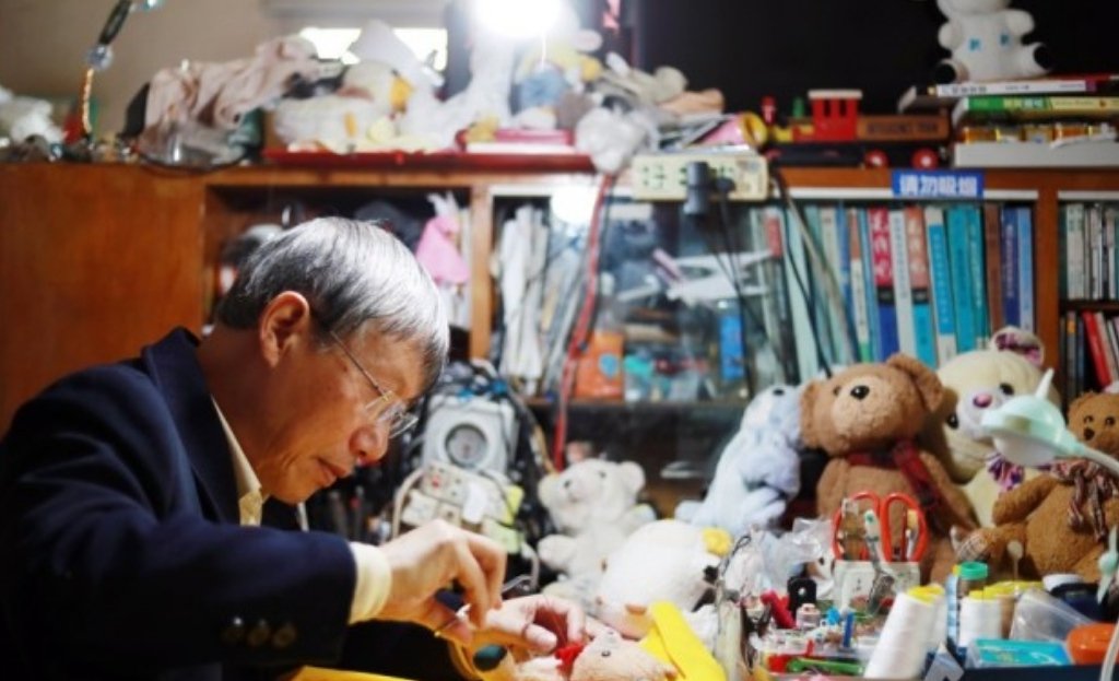 75岁老人修复近千只玩偶,老人为何会选择这份职业?