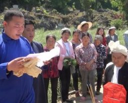 男子葬礼上唱“今天是个好日子”遭砖头拍打,打人者获刑,怎么评价?