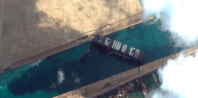 据报道，苏伊士运河搁浅货轮船头破损灌水，谁来承担损失？