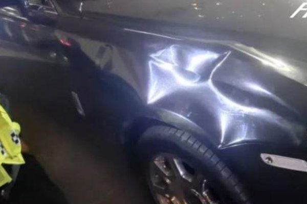 南宁电动车夹缝中撞上劳斯莱斯，赔偿事宜该如何进行？