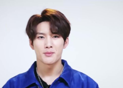 24岁展羽被曝家暴,当街殴打女友致流血重伤,女方怒揭其真面目,咋回事?