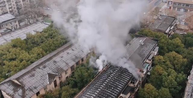 长沙一女子洗澡洗一半家没了,随后的反应为何会引发争议?