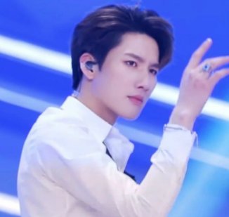 24岁展羽被曝家暴,当街殴打女友致流血重伤,女方怒揭其真面目,咋回事?