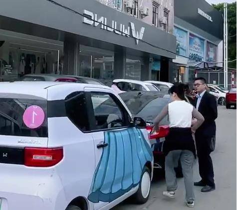 广东女子追尾后质问前车司机为何要刹车，这是多少女司机的真实写照？