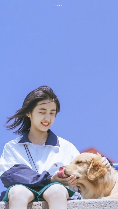 张子枫帮王圣迪整理头发，追星成功是一种什么体验？