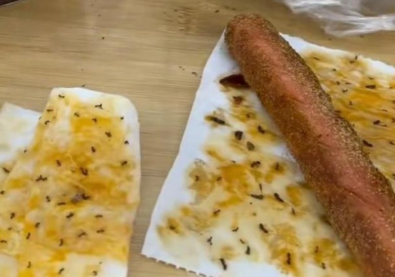 河南一女子在小店吃面挑出80多只蚂蚁，店家是否该对此做出赔偿？