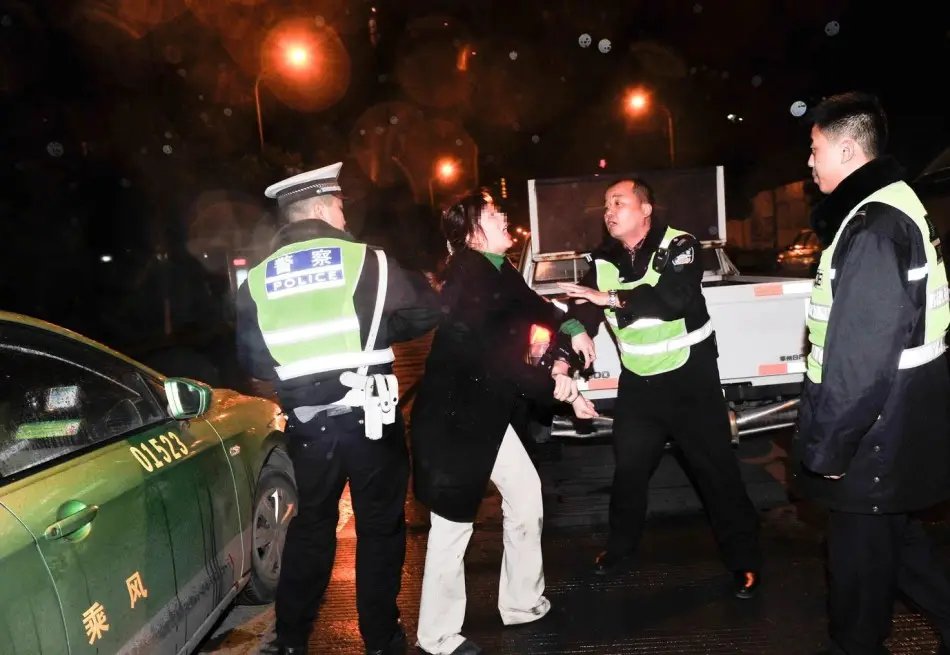 宝马女司机酒驾撞人拖行，交警现场怒斥！被拖行女子伤势有多惨重？